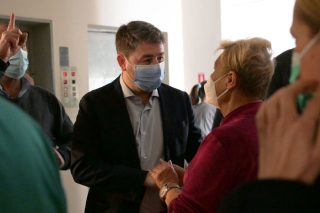 Με ασθενείς και τη διοίκηση του νοσηλευτικού ιδρύματος συνομίλησε ο πρόεδρος του ΠΑΣΟΚ Νίκος Ανδρουλάκης κατά τη χθεσινή επίσκεψή του στο αντικαρκινικό νοσοκομείο «Μεταξά» στον Πειραιά